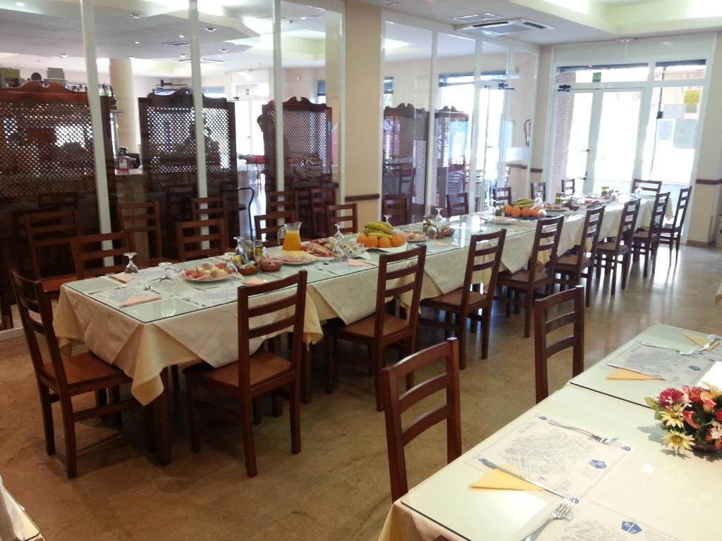 Hostal Restaurante Hermanos Zamora Palma del Río Exterior foto